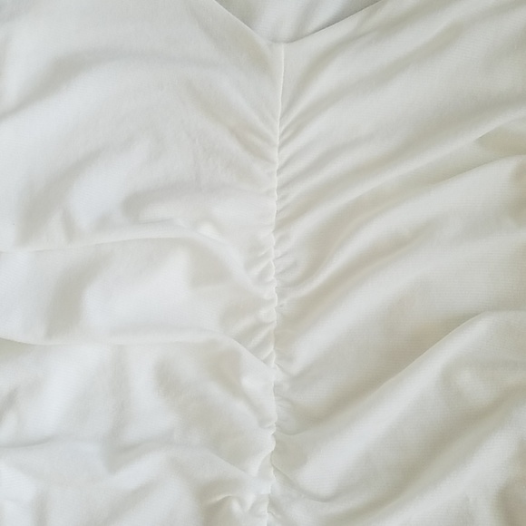 Simple yet classy white sleeveless blouse - Picture 3 of 4